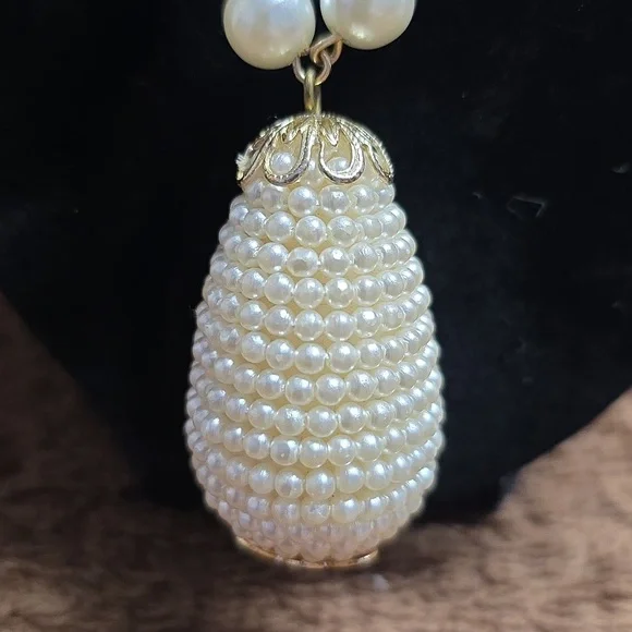 Classic Handmade Pearl Necklace with Gold Details - Picture 2 of 4